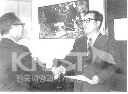 해양개발연구소 초대 소장에 임명된 고 이병돈 박사에게 임명장 수여 (1974.1.11) 의 사진