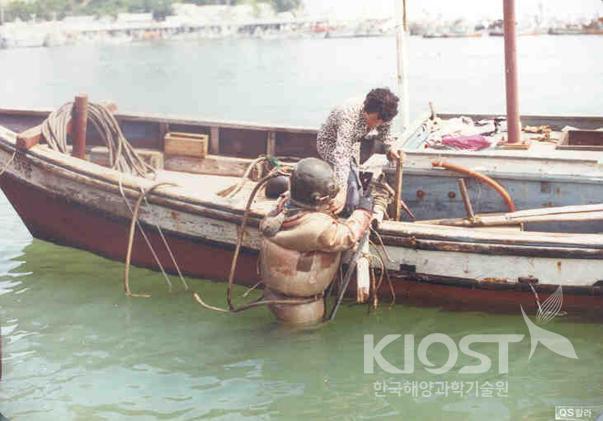 조위측정을 위해 계류한 장비를 잠수부가 수색하여 선상으로 올리는 kd면(동해 해양특성조사, 주문진, 1982 의 사진