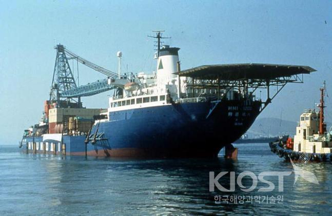 세종기지 건설 인력과 자재 운송에 사용된 25,000톤급 화물선 'HHI 1200호' 의 사진