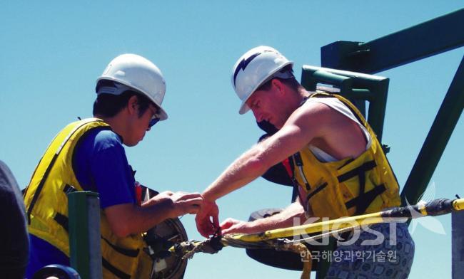 광대역 측면 주사 측심기 운용 의 사진