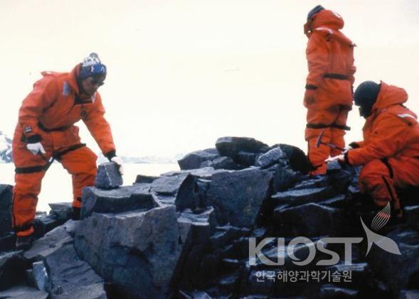 세종기지 주변 화강암체에 대한 지질조사 장면(2000) 의 사진