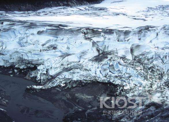 지구온난화로 점점 녹아 줄어들고 있는 극지 빙하 의 사진